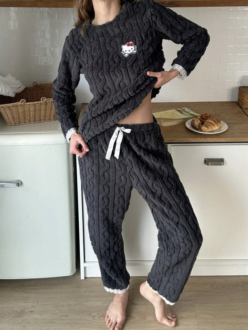 Sanrio 2Pcs Women Thickened Double-Sided Fleece Cuff Contrast Lace Embroidery Loose Top + Comfortable Pants Pajama Set, Fluffy Cozy Winter Clothes